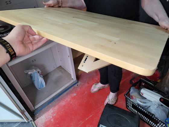 שולחן מתקפל בקדיחה לקיר