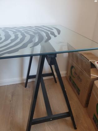 שולחן עבודה זכוכית עם רגלי