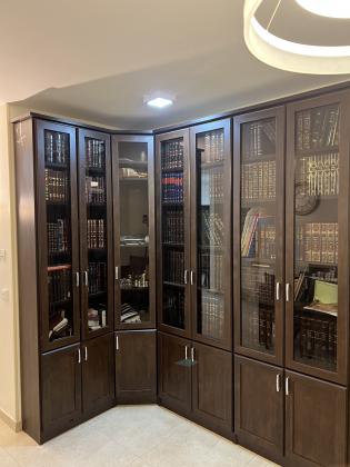 ארון ספרים עם זוית פינתית,