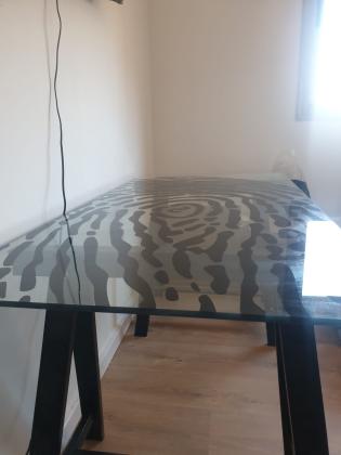 שולחן עבודה זכוכית עם רגלי