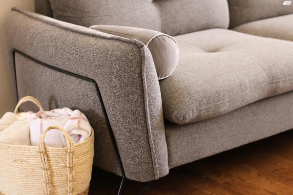 ספה מעוצבת תלת מושבית בצבע אפור