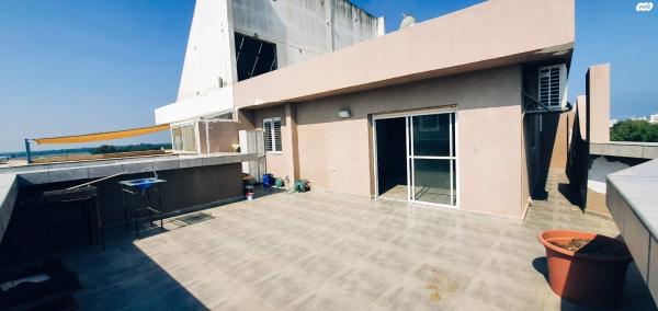 החסידה 4 (בית"ר)