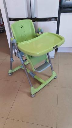 כסא אוכל מתכוונן של חברת פג פרגו