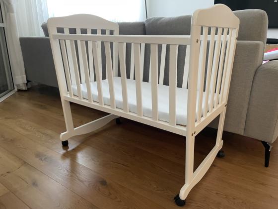 עריסה קלאסית לבנה של שילבמצב