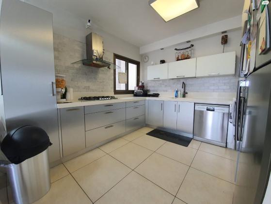 פנחס מאירי 37 (נווה גן)