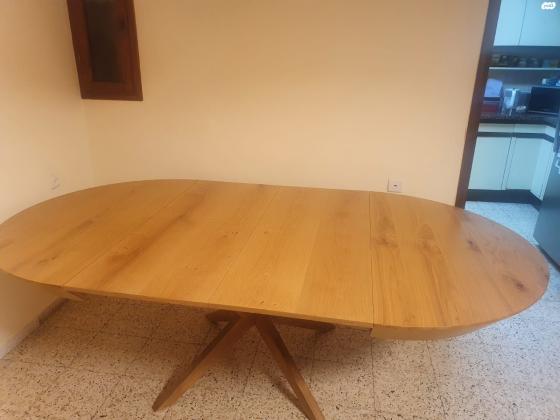 למכירה שולחן אוכל נפתח בצבע