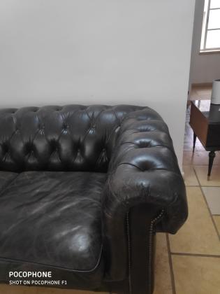 ספת עור בסגנון צ'סטרפילד