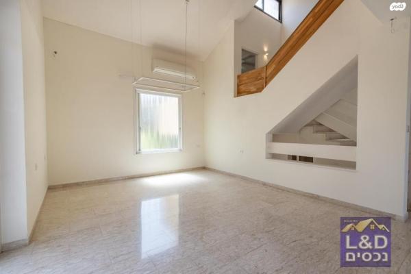 צל הגבעה (יד לבנים)