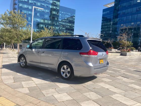 טויוטה סיינה (2010)