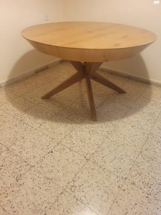 למכירה שולחן אוכל נפתח בצבע