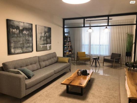 דבורה בארון 3 (כצנלסון)