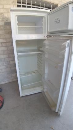 מקרר בינוני חברת NEON במצב