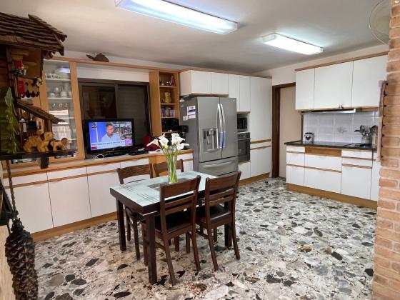 איה (גבעת מכוש)