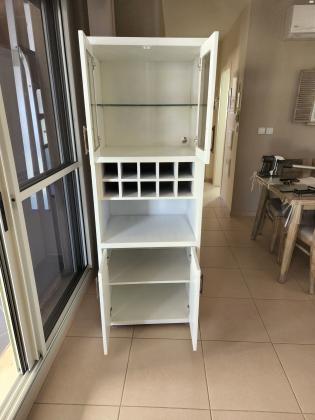 ויטרינה מעולה מעץ עם כוורת לבקבוקי יין