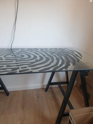 שולחן עבודה זכוכית עם רגלי