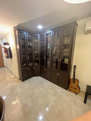 ארון ספרים עם זוית פינתית,