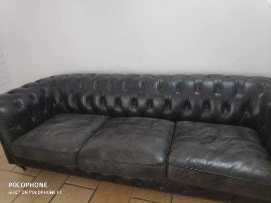 ספת עור בסגנון צ'סטרפילד