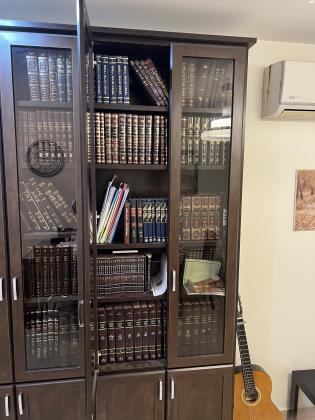 ארון ספרים עם זוית פינתית,