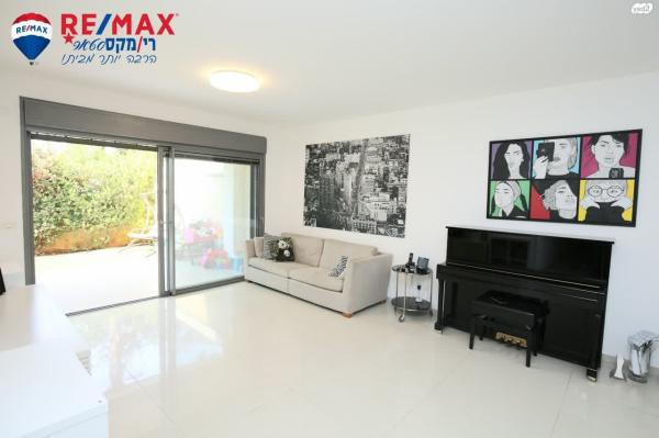 משה שמיר 8 (הרצליה הירוקה)