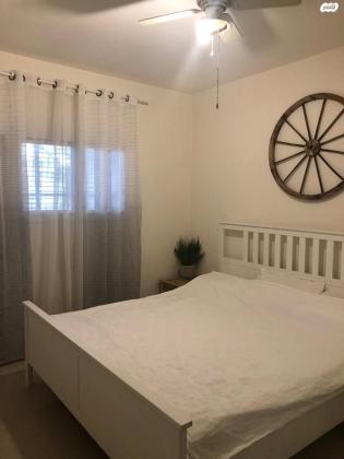 דבורה בארון 3 (כצנלסון)