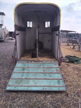למכירה קרון סוסים שנת 1990 במצב מעולה