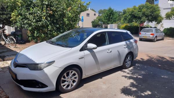 טויוטה אוריס הייבריד (2015)