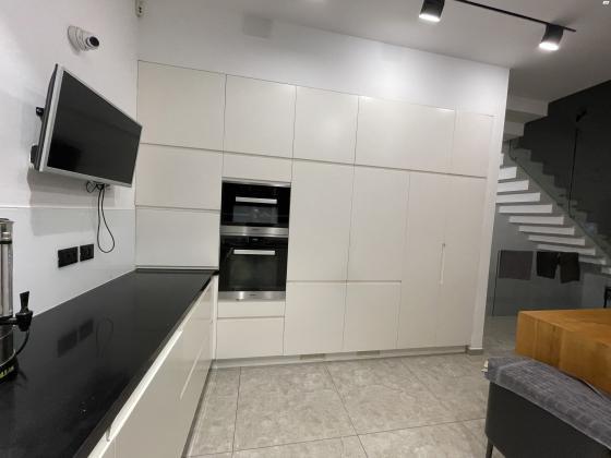 מטבח צבע בתנור לבן ,