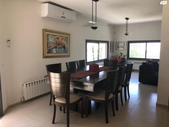 מבוא החרוב 20