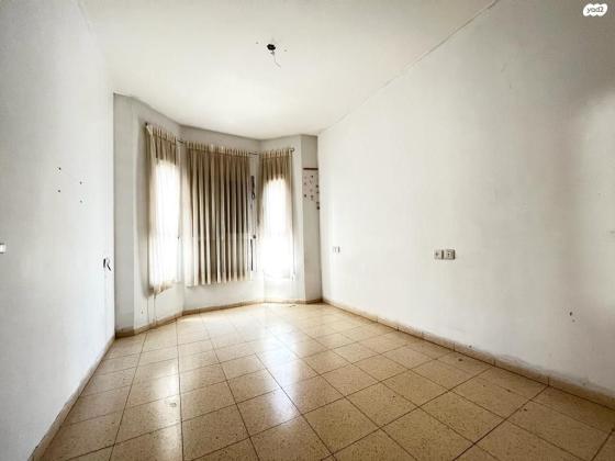 דרך מרדכי בשיסט (נווה עמית)