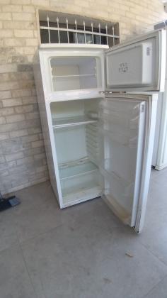 מקרר בינוני חברת NEON במצב