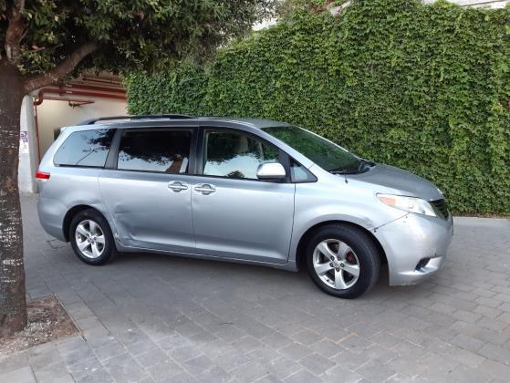 טויוטה סיינה (2012)