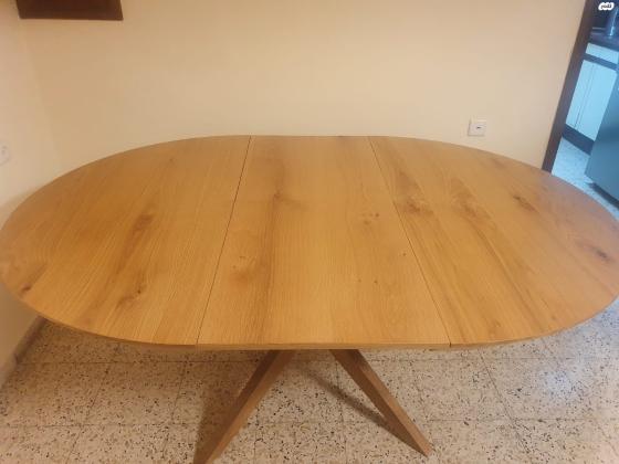 למכירה שולחן אוכל נפתח בצבע