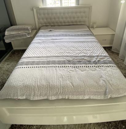 למכירה מיטה זוגית לבנה עם