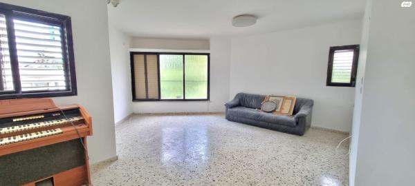 מנחם בגין 10 (תל גיבורים)