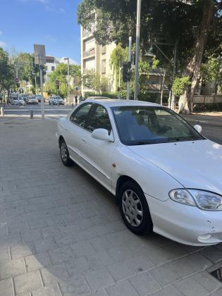 יונדאי לנטרה (2000)