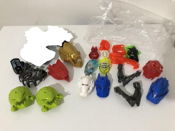 המון חלקים של לגו מפעל הגיבורים