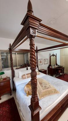 מיטת אפיריון עתיקה מעץ מהגוני