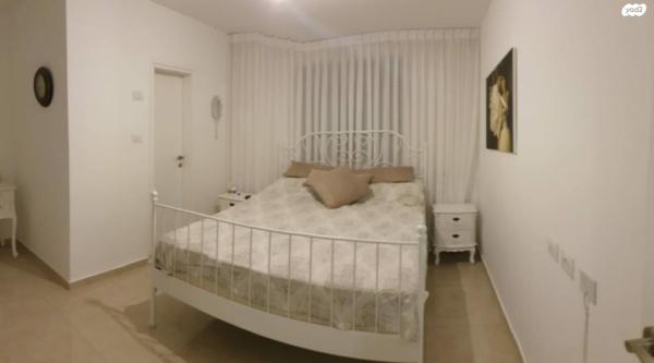 נחום שריג 12 (רמות)