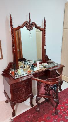 מיטת אפיריון עתיקה מעץ מהגוני