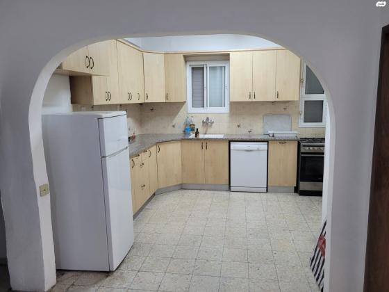 הרב עוזיאל 16 (מוצקין הותיקה)