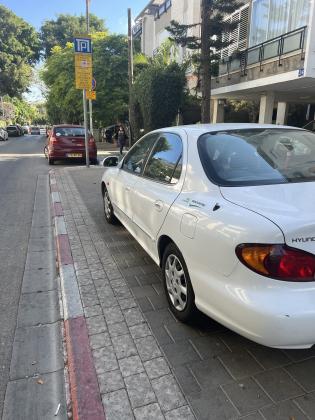 יונדאי לנטרה (2000)