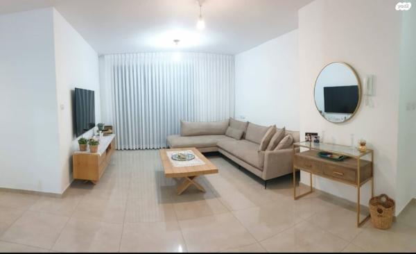 נחום שריג 12 (רמות)