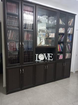 ארון ספרים מפואר, עם דלתות