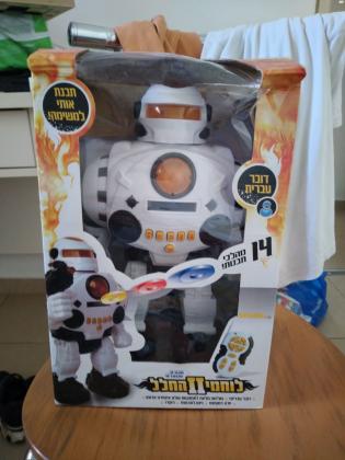 רובוט יורה דיסקיות משמיע צלילים