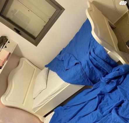 סט של מיטה ושולחן מעץ