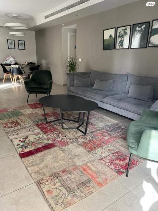 שטיח מדגם " טלאים" צבעוני , מהמם , נקי