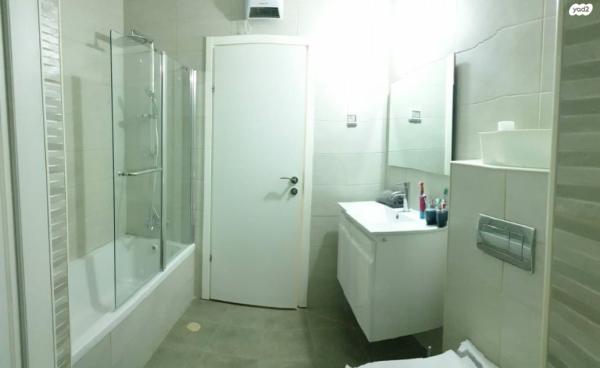 נחום שריג 12 (רמות)