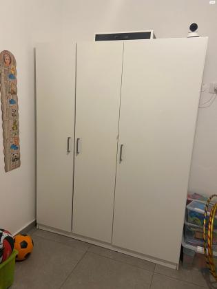 ארון איקאה עם 3 דלתות