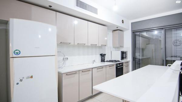 יצחק בן צבי 9 (מרכז אזרחי)