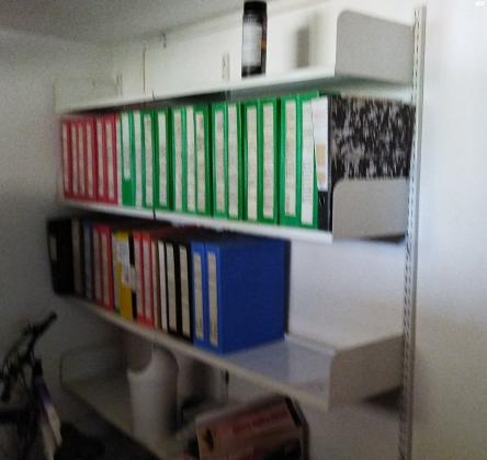 שתי יחידות מדפי מתכת ,